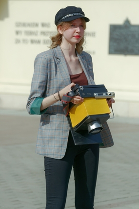 手持复古摄像机的白人美女图片